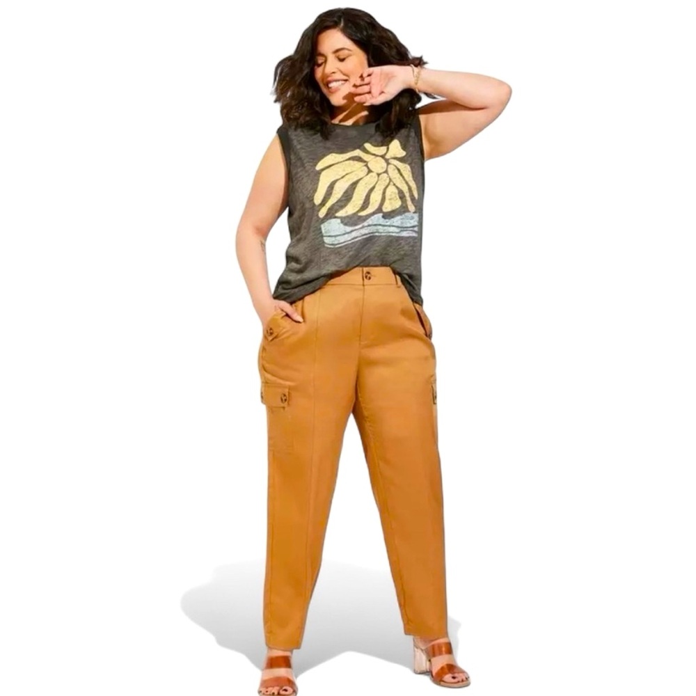Women's Torrid brand Tan Relaxed Tapered Cargo Pants - size 10R